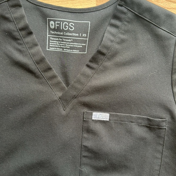 FIGS Catarina One Pocket Scrub Top - Picture 2 of 3